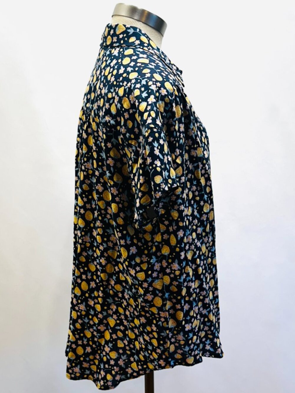 NWT SO Women Short Sleeve Button Down Collared Floral/Fruit Shirt Size XL - Picture 5 of 12